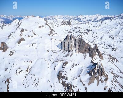 LUFTAUFNAHME. Oberes Clarée Valley im frühen Frühjahr, Mont Thabor (3178 m) links, Grand Séru (2888 m) unten rechts. Névache, Frankreich. Stockfoto