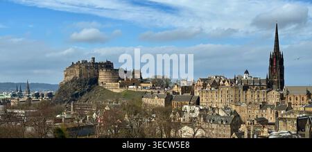 Panoramablick auf Edinburgh Castle und The Hub vom National Museum of Scotland Stockfoto