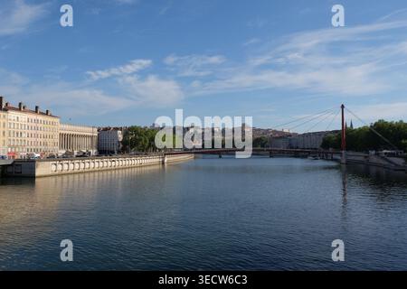 Historisches Gerichtsgebäude und Rote Hängebrücke über den Saone-Fluss in Lyon, Frankreich. Stockfoto