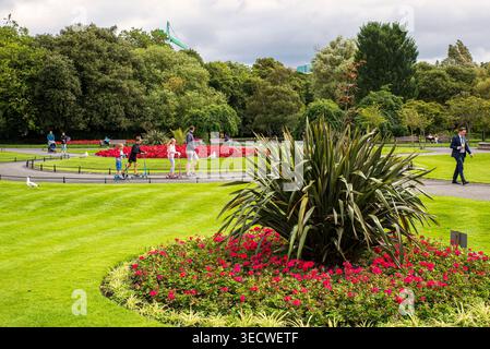 Menschen, die den öffentlichen Park St Stephen’s Green im Stadtzentrum von Dublin, Irland, genießen. Stockfoto