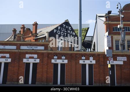 Das Äußere des Cottage Pavilion im Fulham Football Club, Londons ältestem Fußballstadion. Stockfoto