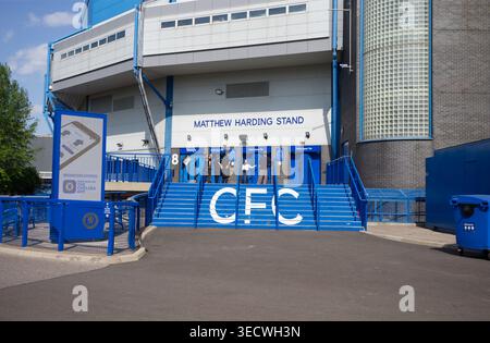 Außenansicht des Matthew Harding Stands an der Stamford Bridge, Heimstadion des Chelsea Football Club. Ein kleines Filmteam arbeitet oben an den Stufen Stockfoto