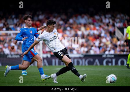 Valencia, Spanien. 2. Mai 2026. Jose Luis Garcia Vaya Pepelu von Valencia CF in Aktion während des LaLiga EA Sports Spieltages 34, dem Spiel zwischen VALENCIA CF gegen ATLETICO DE MADRID im Mestalla Stadium. (Quelle: Leopold Soglo/Alamy Live News) Stockfoto