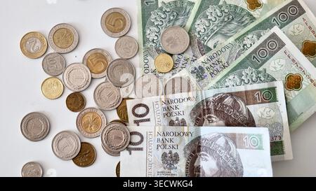 Polnische Zloty-Banknoten und -Münzen auf weißem Hintergrund Stockfoto