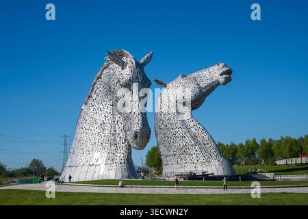 Die Kelpies in Falkirk, Schottland, unter sonnigem blauem Himmel. Die legendären Pferdekopfskulpturen sind ein bedeutendes Wahrzeichen Schottlands des Künstlers Andy Scott Stockfoto
