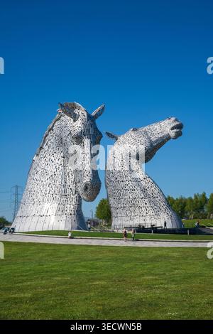 Die Kelpies in Falkirk, Schottland, unter sonnigem blauem Himmel. Die legendären Pferdekopfskulpturen sind ein bedeutendes Wahrzeichen Schottlands des Künstlers Andy Scott Stockfoto