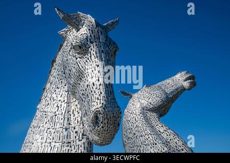 Die Kelpies in Falkirk, Schottland, unter sonnigem blauem Himmel. Die legendären Pferdekopfskulpturen sind ein bedeutendes Wahrzeichen Schottlands des Künstlers Andy Scott Stockfoto