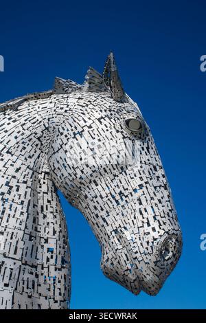 Die Kelpies in Falkirk, Schottland, unter sonnigem blauem Himmel. Die legendären Pferdekopfskulpturen sind ein bedeutendes Wahrzeichen Schottlands des Künstlers Andy Scott Stockfoto