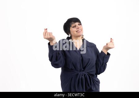 Reife Frau, die mit den Schultern zuckt und überrascht aussieht Stockfoto