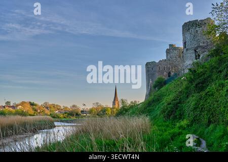 Kidwelly Castle und St. Mary's Church, Kidwelly, Carmarthenshire Stockfoto