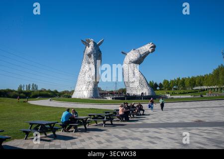 Die Kelpies in Falkirk, Schottland, unter sonnigem blauem Himmel. Die legendären Pferdekopfskulpturen sind ein bedeutendes Wahrzeichen Schottlands des Künstlers Andy Scott Stockfoto