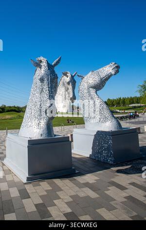 Die Kelpies in Falkirk, Schottland, unter sonnigem blauem Himmel. Die legendären Pferdekopfskulpturen sind ein bedeutendes Wahrzeichen Schottlands des Künstlers Andy Scott Stockfoto