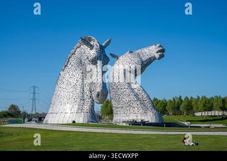 Die Kelpies in Falkirk, Schottland, unter sonnigem blauem Himmel. Die legendären Pferdekopfskulpturen sind ein bedeutendes Wahrzeichen Schottlands des Künstlers Andy Scott Stockfoto