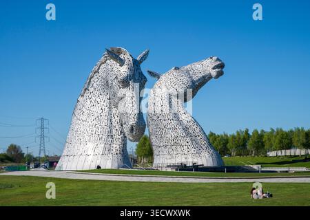 Die Kelpies in Falkirk, Schottland, unter sonnigem blauem Himmel. Die legendären Pferdekopfskulpturen sind ein bedeutendes Wahrzeichen Schottlands des Künstlers Andy Scott Stockfoto