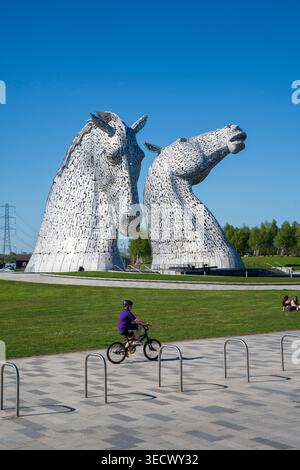 Die Kelpies in Falkirk, Schottland, unter sonnigem blauem Himmel. Die legendären Pferdekopfskulpturen sind ein bedeutendes Wahrzeichen Schottlands des Künstlers Andy Scott Stockfoto