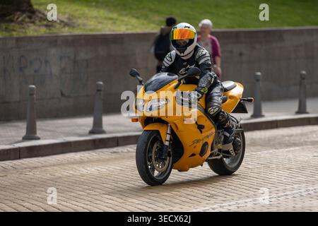 Sofia, Bulgarien - 02. Mai 2026: Motorradfahrer treffen sich und fahren durch die Straßen von Sofia während der offiziellen Eröffnung der Motorradsaison 2026. Stockfoto
