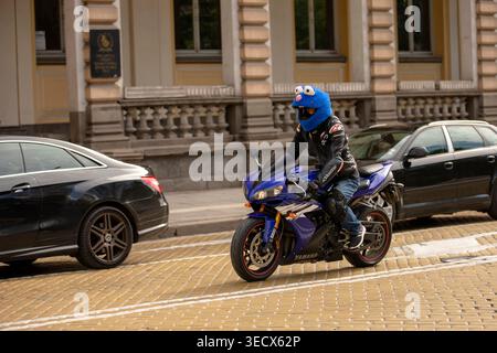 Sofia, Bulgarien - 02. Mai 2026: Motorradfahrer treffen sich und fahren durch die Straßen von Sofia während der offiziellen Eröffnung der Motorradsaison 2026. Stockfoto
