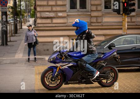 Sofia, Bulgarien - 02. Mai 2026: Motorradfahrer treffen sich und fahren durch die Straßen von Sofia während der offiziellen Eröffnung der Motorradsaison 2026. Stockfoto