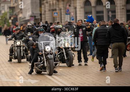 Sofia, Bulgarien - 02. Mai 2026: Motorradfahrer treffen sich und fahren durch die Straßen von Sofia während der offiziellen Eröffnung der Motorradsaison 2026. Stockfoto