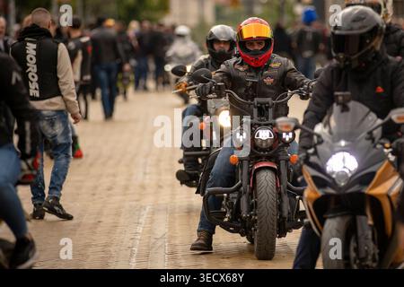Sofia, Bulgarien - 02. Mai 2026: Motorradfahrer treffen sich und fahren durch die Straßen von Sofia während der offiziellen Eröffnung der Motorradsaison 2026. Stockfoto