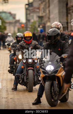 Sofia, Bulgarien - 02. Mai 2026: Motorradfahrer treffen sich und fahren durch die Straßen von Sofia während der offiziellen Eröffnung der Motorradsaison 2026. Stockfoto