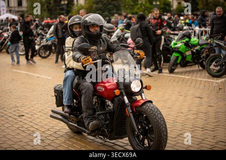 Sofia, Bulgarien - 02. Mai 2026: Motorradfahrer treffen sich und fahren durch die Straßen von Sofia während der offiziellen Eröffnung der Motorradsaison 2026. Stockfoto