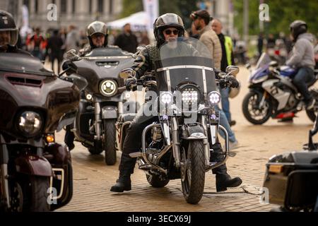 Sofia, Bulgarien - 02. Mai 2026: Motorradfahrer treffen sich und fahren durch die Straßen von Sofia während der offiziellen Eröffnung der Motorradsaison 2026. Stockfoto