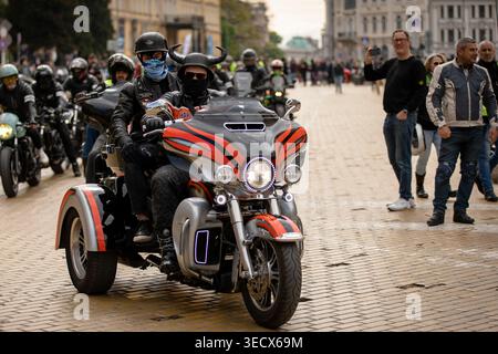 Sofia, Bulgarien - 02. Mai 2026: Motorradfahrer treffen sich und fahren durch die Straßen von Sofia während der offiziellen Eröffnung der Motorradsaison 2026. Stockfoto