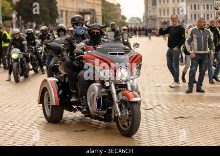Sofia, Bulgarien - 02. Mai 2026: Motorradfahrer treffen sich und fahren durch die Straßen von Sofia während der offiziellen Eröffnung der Motorradsaison 2026. Stockfoto