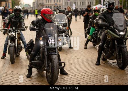 Sofia, Bulgarien - 02. Mai 2026: Motorradfahrer treffen sich und fahren durch die Straßen von Sofia während der offiziellen Eröffnung der Motorradsaison 2026. Stockfoto