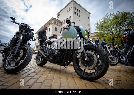 Sofia, Bulgarien - 02. Mai 2026: Motorradfahrer treffen sich und fahren durch die Straßen von Sofia während der offiziellen Eröffnung der Motorradsaison 2026. Stockfoto