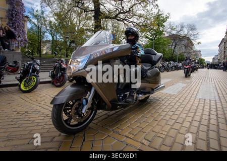 Sofia, Bulgarien - 02. Mai 2026: Motorradfahrer treffen sich und fahren durch die Straßen von Sofia während der offiziellen Eröffnung der Motorradsaison 2026. Stockfoto