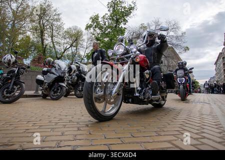 Sofia, Bulgarien - 02. Mai 2026: Motorradfahrer treffen sich und fahren durch die Straßen von Sofia während der offiziellen Eröffnung der Motorradsaison 2026. Stockfoto