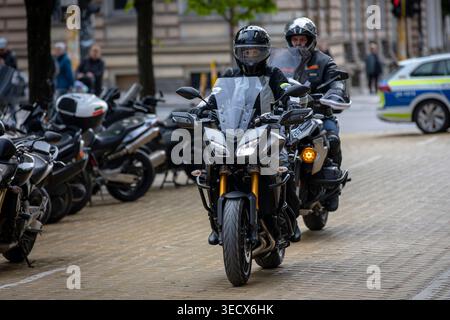 Sofia, Bulgarien - 02. Mai 2026: Motorradfahrer treffen sich und fahren durch die Straßen von Sofia während der offiziellen Eröffnung der Motorradsaison 2026. Stockfoto