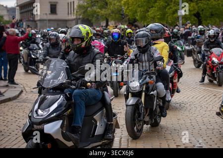 Sofia, Bulgarien - 02. Mai 2026: Motorradfahrer treffen sich und fahren durch die Straßen von Sofia während der offiziellen Eröffnung der Motorradsaison 2026. Stockfoto