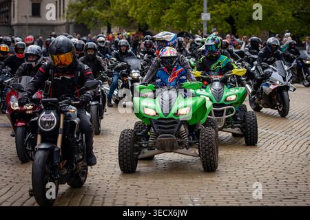 Sofia, Bulgarien - 02. Mai 2026: Motorradfahrer treffen sich und fahren durch die Straßen von Sofia während der offiziellen Eröffnung der Motorradsaison 2026. Stockfoto