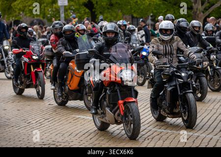 Sofia, Bulgarien - 02. Mai 2026: Motorradfahrer treffen sich und fahren durch die Straßen von Sofia während der offiziellen Eröffnung der Motorradsaison 2026. Stockfoto