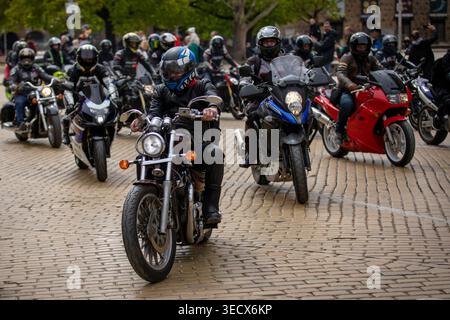 Sofia, Bulgarien - 02. Mai 2026: Motorradfahrer treffen sich und fahren durch die Straßen von Sofia während der offiziellen Eröffnung der Motorradsaison 2026. Stockfoto