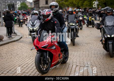Sofia, Bulgarien - 02. Mai 2026: Motorradfahrer treffen sich und fahren durch die Straßen von Sofia während der offiziellen Eröffnung der Motorradsaison 2026. Stockfoto