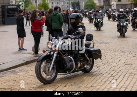 Sofia, Bulgarien - 02. Mai 2026: Motorradfahrer treffen sich und fahren durch die Straßen von Sofia während der offiziellen Eröffnung der Motorradsaison 2026. Stockfoto