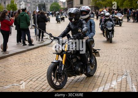 Sofia, Bulgarien - 02. Mai 2026: Motorradfahrer treffen sich und fahren durch die Straßen von Sofia während der offiziellen Eröffnung der Motorradsaison 2026. Stockfoto