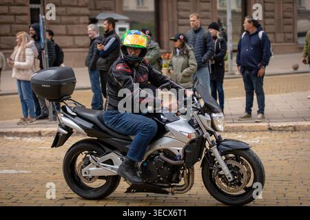 Sofia, Bulgarien - 02. Mai 2026: Motorradfahrer treffen sich und fahren durch die Straßen von Sofia während der offiziellen Eröffnung der Motorradsaison 2026. Stockfoto