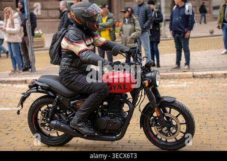 Sofia, Bulgarien - 02. Mai 2026: Motorradfahrer treffen sich und fahren durch die Straßen von Sofia während der offiziellen Eröffnung der Motorradsaison 2026. Stockfoto