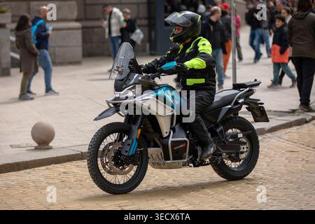 Sofia, Bulgarien - 02. Mai 2026: Motorradfahrer treffen sich und fahren durch die Straßen von Sofia während der offiziellen Eröffnung der Motorradsaison 2026. Stockfoto