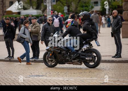 Sofia, Bulgarien - 02. Mai 2026: Motorradfahrer treffen sich und fahren durch die Straßen von Sofia während der offiziellen Eröffnung der Motorradsaison 2026. Stockfoto