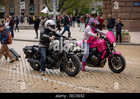 Sofia, Bulgarien - 02. Mai 2026: Motorradfahrer treffen sich und fahren durch die Straßen von Sofia während der offiziellen Eröffnung der Motorradsaison 2026. Stockfoto