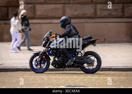 Sofia, Bulgarien - 02. Mai 2026: Motorradfahrer treffen sich und fahren durch die Straßen von Sofia während der offiziellen Eröffnung der Motorradsaison 2026. Stockfoto