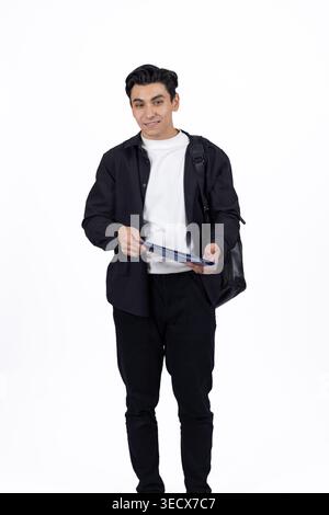 Junger Mann im Anzug, der ein Klemmbrett hält und ernst aussieht Stockfoto