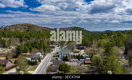 Long Lake, NY, USA 29. April 2026 Luftaufnahme des Weilers Long Lake und Raquette River im Herzen der Adirondack Mountains in New York. Stockfoto