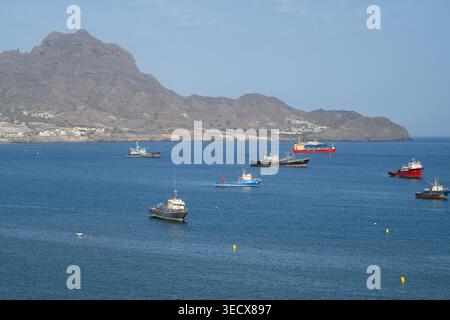 Westafrika, Kap Verde, Sao Vicente, Porto Grande. Blick auf die Küste von Mindelo Bay mit Face Mountain in der Ferne. Stockfoto